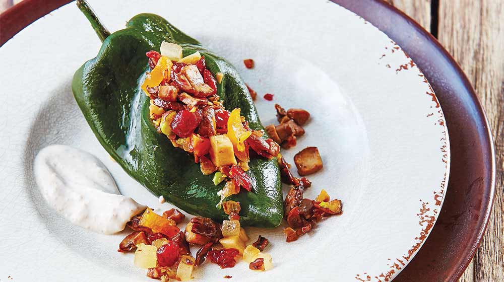 Chiles en nogada vegetarianos con frutos secos