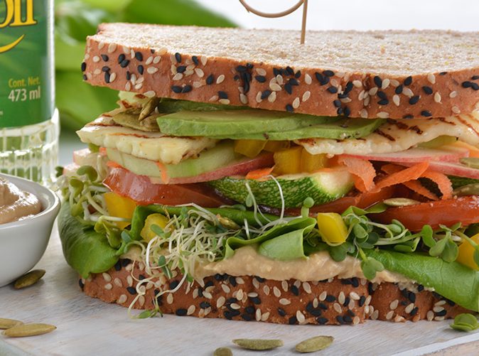 Sándwich con gérmen, lechuga, tomate