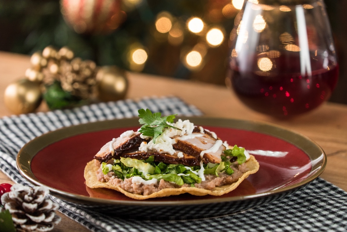 Tostada de cerdo enchilado