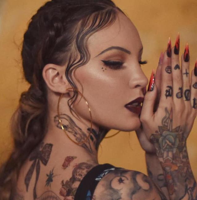 Belinda cambia de look: De niña buena a niña tatuada