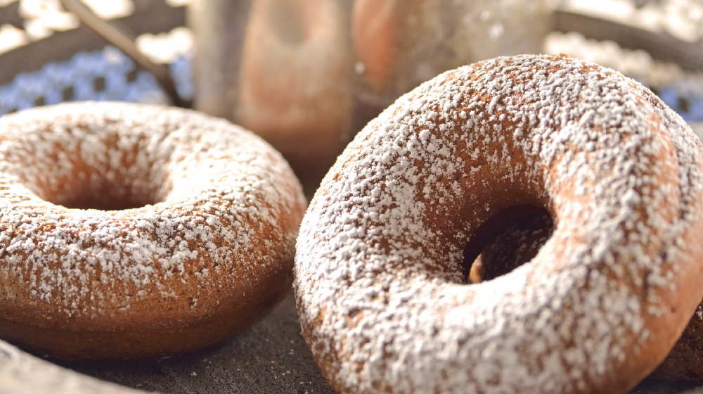 Donas de chocolate espolvoreadas