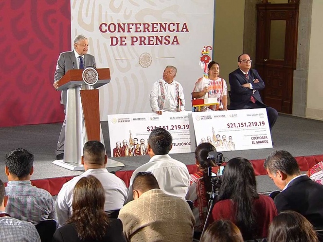 AMLO entrega 42 mdp de subastas a municipios de la montaña de Guerrero