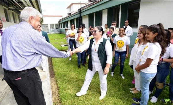 Formaremos más médicos, sin apoyar a caciques en universidades: AMLO