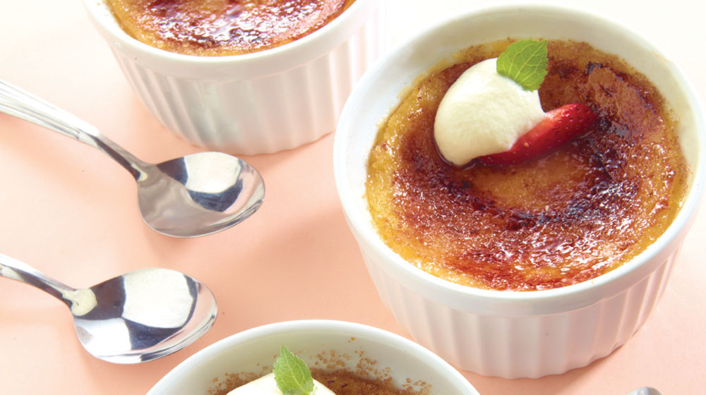 Crème brulee con fresas y crema batida