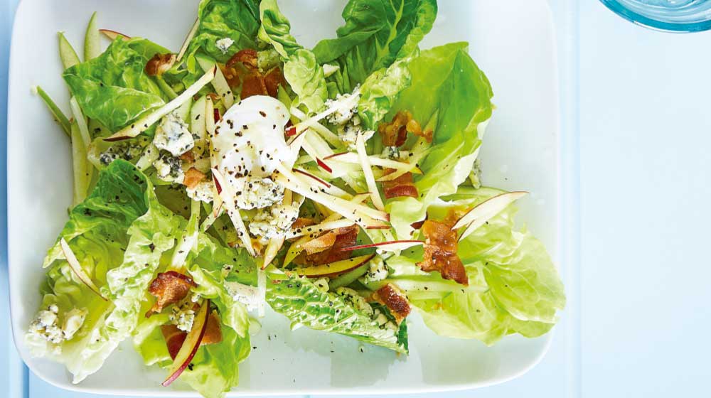 Ensalada de lechuga con manzana y tocino