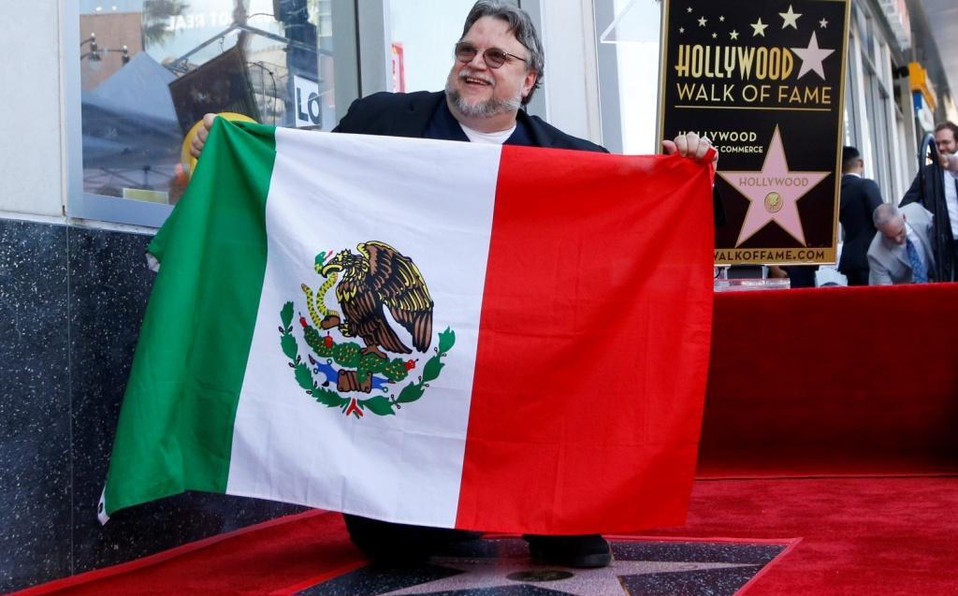 Del Toro recibe su estrella en el Paseo de la Fama