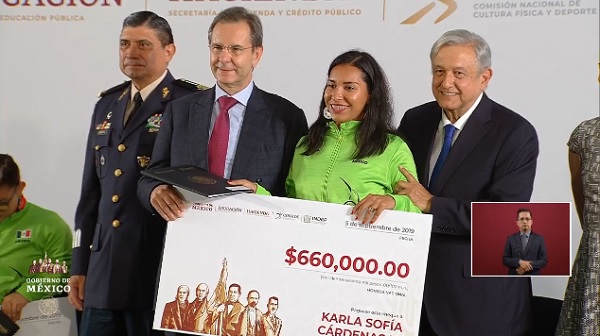 Entrega AMLO apoyos a atletas parapanamericanos