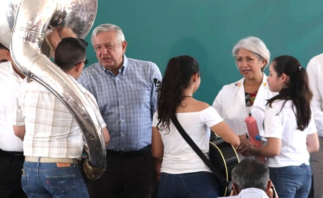 Pide AMLO que mujeres manejen el “billullo” del programa la Escuela es Nuestra